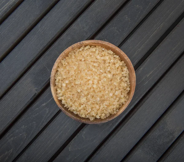 kahverengi şeker kabın içinde