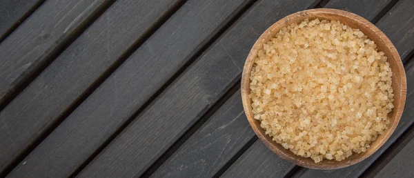 kahverengi şeker kabın içinde