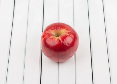kırmızı elma meyvesi