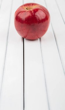 kırmızı elma meyvesi