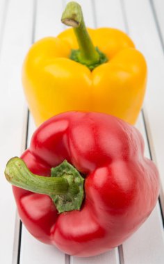 Kırmızı ve sarı kırmızı biber veya dolmalık biber