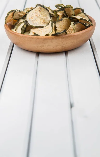 Getrocknete Zucchini in Schüssel — Stockfoto