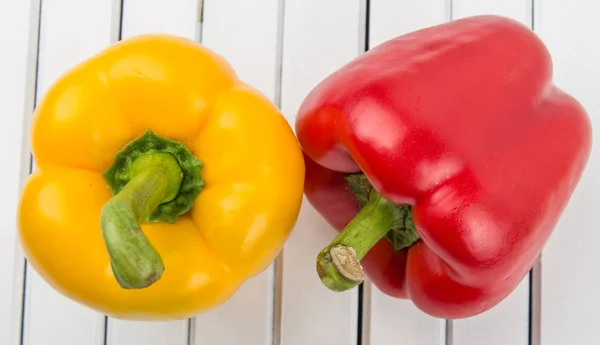 Rode en gele paprika of paprika — Stockfoto