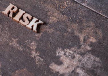 Ahşap arka plan üzerinde risk metin