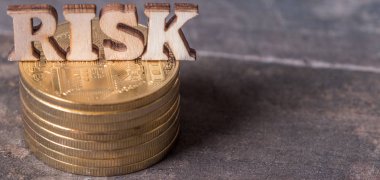 Ahşap zemin üzerine altın sikke ile risk metin