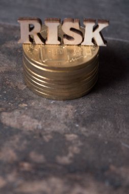Ahşap zemin üzerine altın sikke ile risk metin