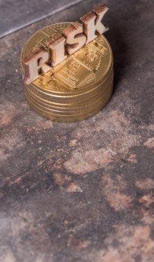Ahşap zemin üzerine altın sikke ile risk metin