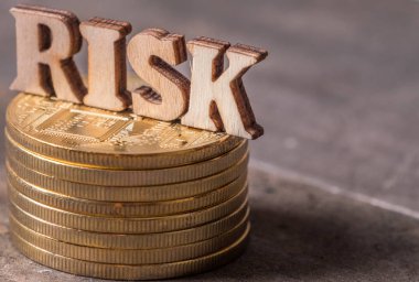 Ahşap zemin üzerine altın sikke ile risk metin
