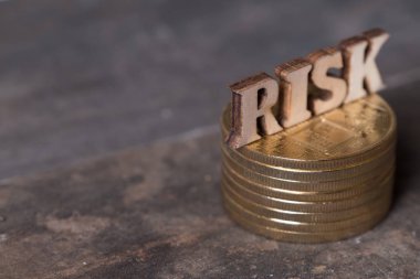 Ahşap zemin üzerine altın sikke ile risk metin