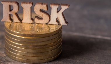 Ahşap zemin üzerine altın sikke ile risk metin