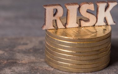 Ahşap zemin üzerine altın sikke ile risk metin
