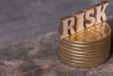 Ahşap zemin üzerine altın sikke ile risk metin