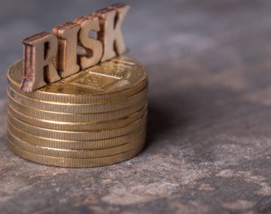 Ahşap zemin üzerine altın sikke ile risk metin