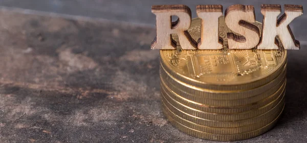 Ahşap zemin üzerine altın sikke ile risk metin