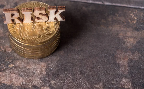 Ahşap zemin üzerine altın sikke ile risk metin