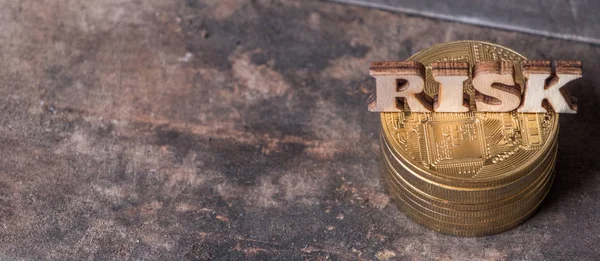 Texto Riesgo Con Monedas Oro Sobre Fondo Madera —  Fotos de Stock