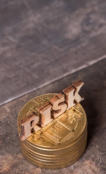 Arany Érmék Háttér Szöveg Kockázat — Stock Fotó