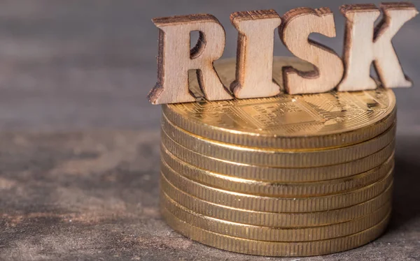 Ahşap zemin üzerine altın sikke ile risk metin