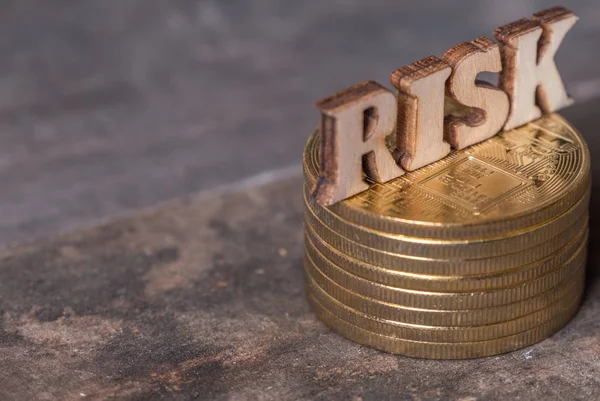 Ahşap zemin üzerine altın sikke ile risk metin