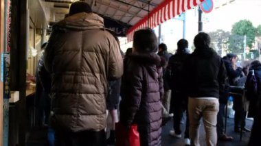 Tokyo, Japonya - 25th 2017 olabilir. Tsukiji dış Pazar insanlar. Dış piyasada 400'den fazla mağazaların mutfak aletleri için taze malzemelerle her şeyi satan alışveriş bir ilçedir.