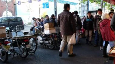 Tokyo, Japonya - 23 Aralık, 2017. Ziyaretçiler ve karışarak ve Tsukiji Dış pazarda, Tokyo sabah sahnede yürüyor insanlar.