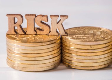 Altın sikke üzerinde ahşap masa üstü metinle riske