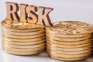 Altın sikke üzerinde ahşap masa üstü metinle riske