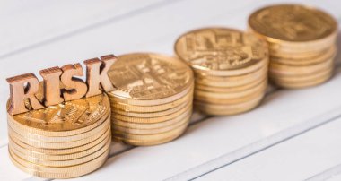 Altın sikke üzerinde ahşap masa üstü metinle riske