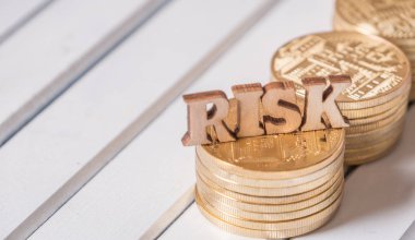 Altın sikke üzerinde ahşap masa üstü metinle riske