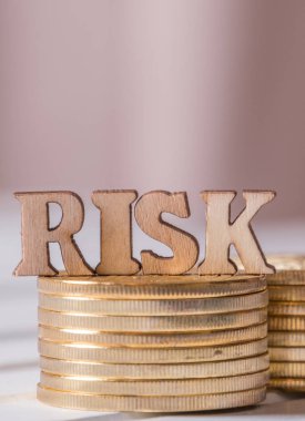 Altın sikke üzerinde ahşap masa üstü metinle riske