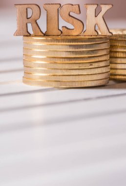 Altın sikke üzerinde ahşap masa üstü metinle riske