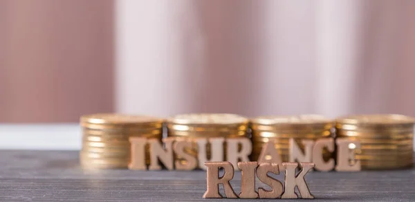 Risikoworte Mit Versicherungstext Und Goldmünze Hintergrund — Stockfoto