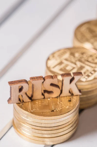 Kockázat Szöveg Aranyérme Fából Készült Asztallap — Stock Fotó