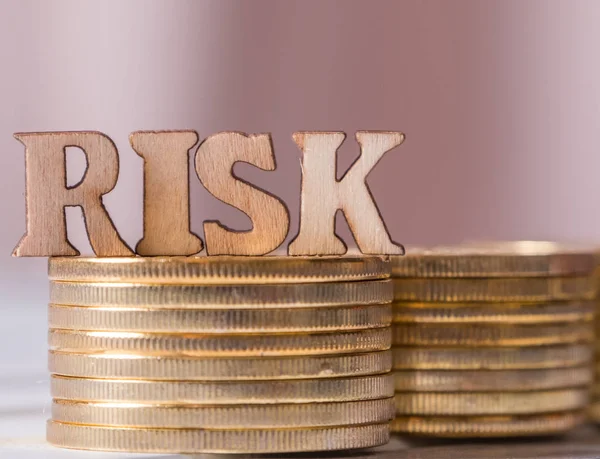 Risk Testo Con Moneta Oro Sul Piano Del Tavolo Legno — Foto Stock