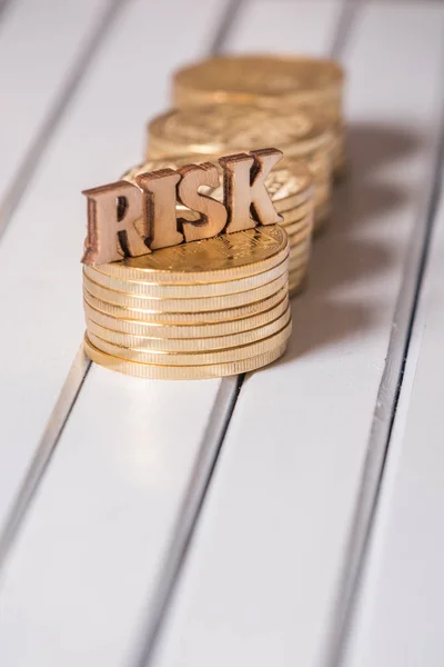 Risikotext Mit Goldmünze Auf Holztischplatte — Stockfoto