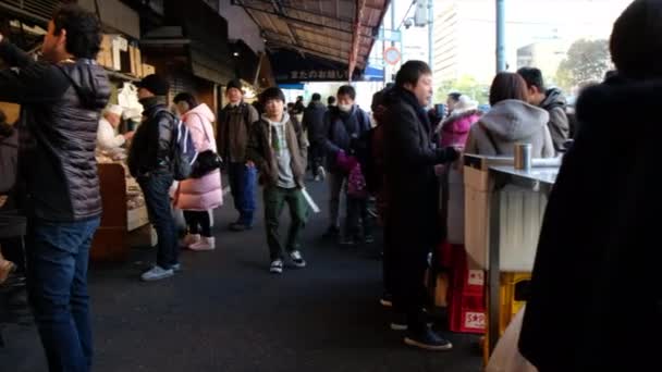在东京筑地外市场 游客和人们在清晨的场景中互相交融和走动 — 图库视频影像