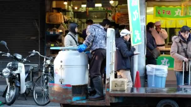 Operai Mercantili Che Cavalcano Loro Carri Motorizzati Nel Mercato Tsukiji — Video Stock