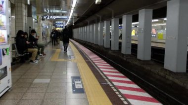 Commuters Tokyo Metro Metro istasyonu platformu