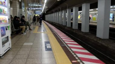 Commuters Tokyo Metro Metro istasyonu platformu