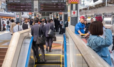 Yolcu Tokyo İstasyonu demiryolu platformu