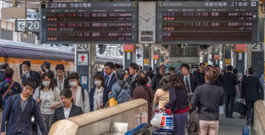 Yolcu Tokyo İstasyonu demiryolu platformu