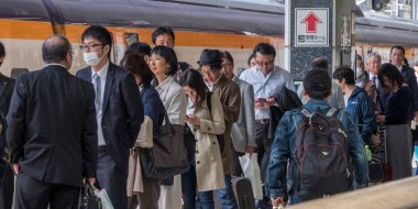 Yolcu Tokyo İstasyonu demiryolu platformu