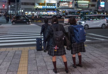 Matsumoto, Japonya gece sokakta Japon okul kız