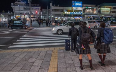 Matsumoto, Japonya gece sokakta Japon okul kız