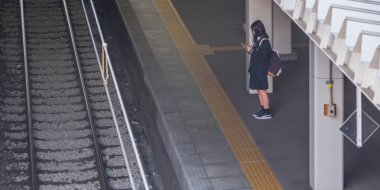 Banliyö tren Nagano tren istasyonunda bekleyen