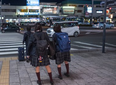 Matsumoto, Japonya gece sokakta Japon okul kız