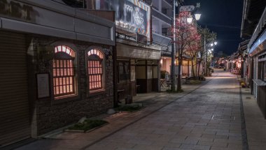Nawate Dori (ya da kurbağa Street) Matsumoto şehirde geceleri boş