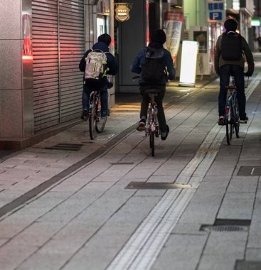 Binicilik bisiklet Matsumoto City, Japonya gece sokakta gençler