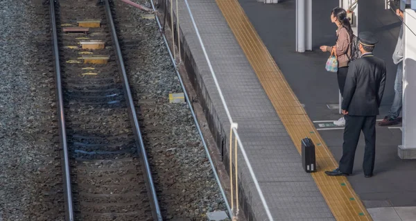 나가노 역에서 기차를 기다리는 — 스톡 사진
