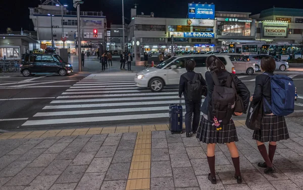 日本の夜の街で日本の学校の女の子 — ストック写真